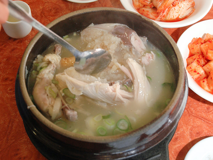 参鶏湯には栄養価の高い食材がたくさん入っています