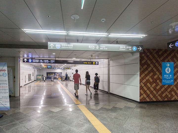 1ー2.(地下鉄4号線下車時)降車ホームから、空港鉄道乗り換え口(15番出口方面)に向かう