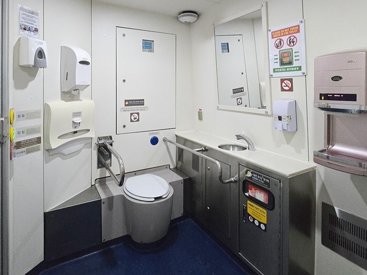 ユニバーサルトイレ(4号車)