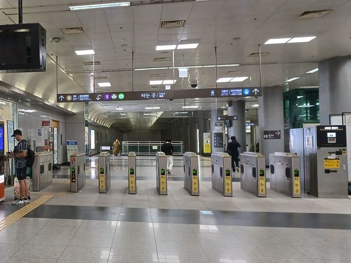金浦空港駅からソウル市内方面は地下3階