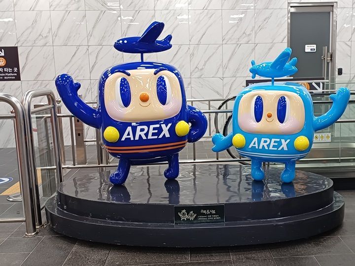 Spee(スピ―、左)とNareu(ナル)