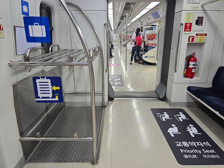 一般列車にもスーツケース置き場あり