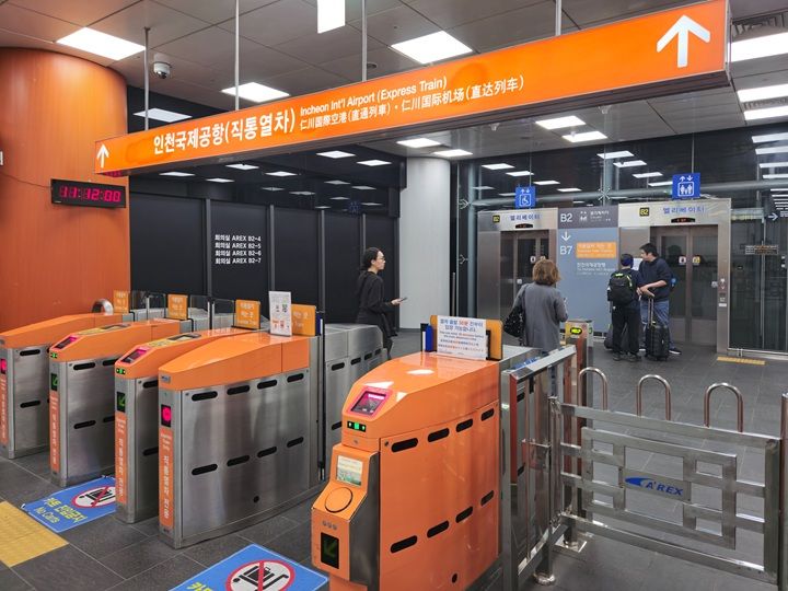 改札は列車出発の30分前から