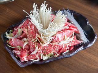 プルコギは肉本来の味を堪能できるようたれに漬け込みすぎないのがこだわり(※写真は２人前)