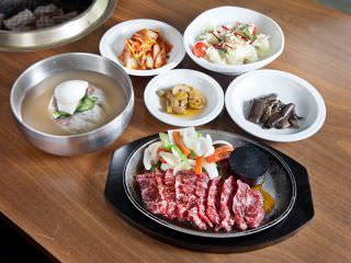 牛焼肉定食は、冷麺・クッパ・味噌チゲを追加できます(別途料金)