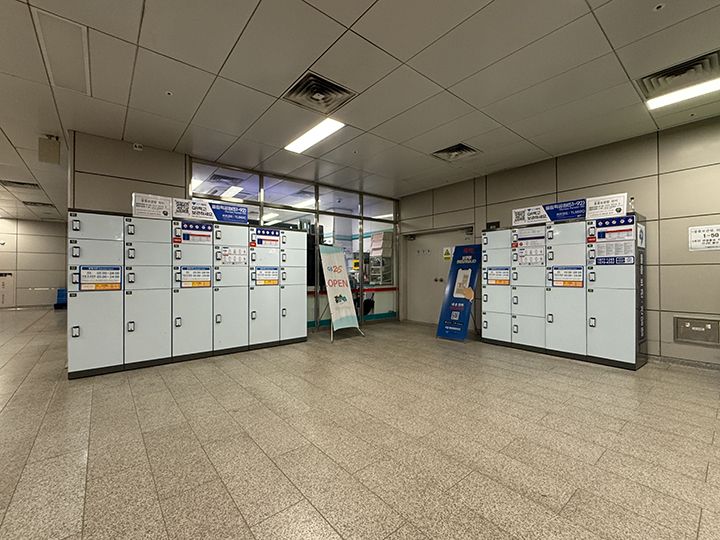 5号線改札口から3番出口に向かう途中にあるコンビニ横のコインロッカー