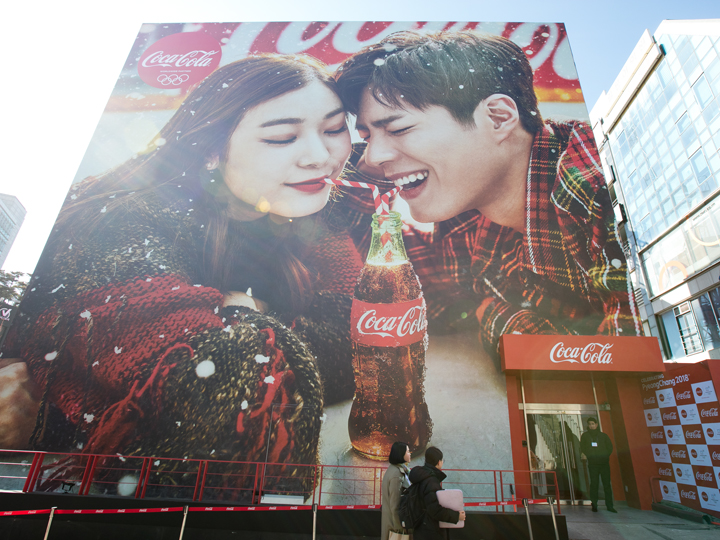 弘大 ホンデ にコカ コーラの巨大自販機 Now ソウル 韓国旅行 コネスト 弘大 ホンデ にコカ コーラの巨大自販機 Now ソウル 韓国旅行 コネスト
