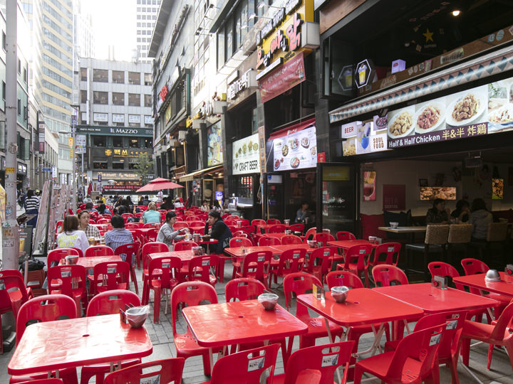 暖かい日は明洞のチキン通りで1杯 Now ソウル 韓国旅行 コネスト