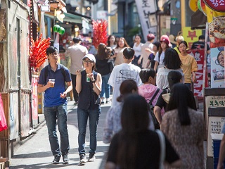 定番から話題のグルメまで！弘大で食べ歩きを楽しもう