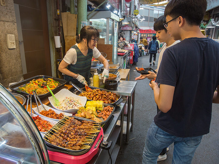 自分好みに選べる韓国市場お弁当ランチが人気！
