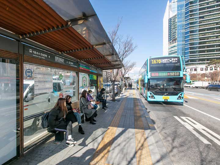 まだまだ零下続くソウル！バス停に温熱ベンチ