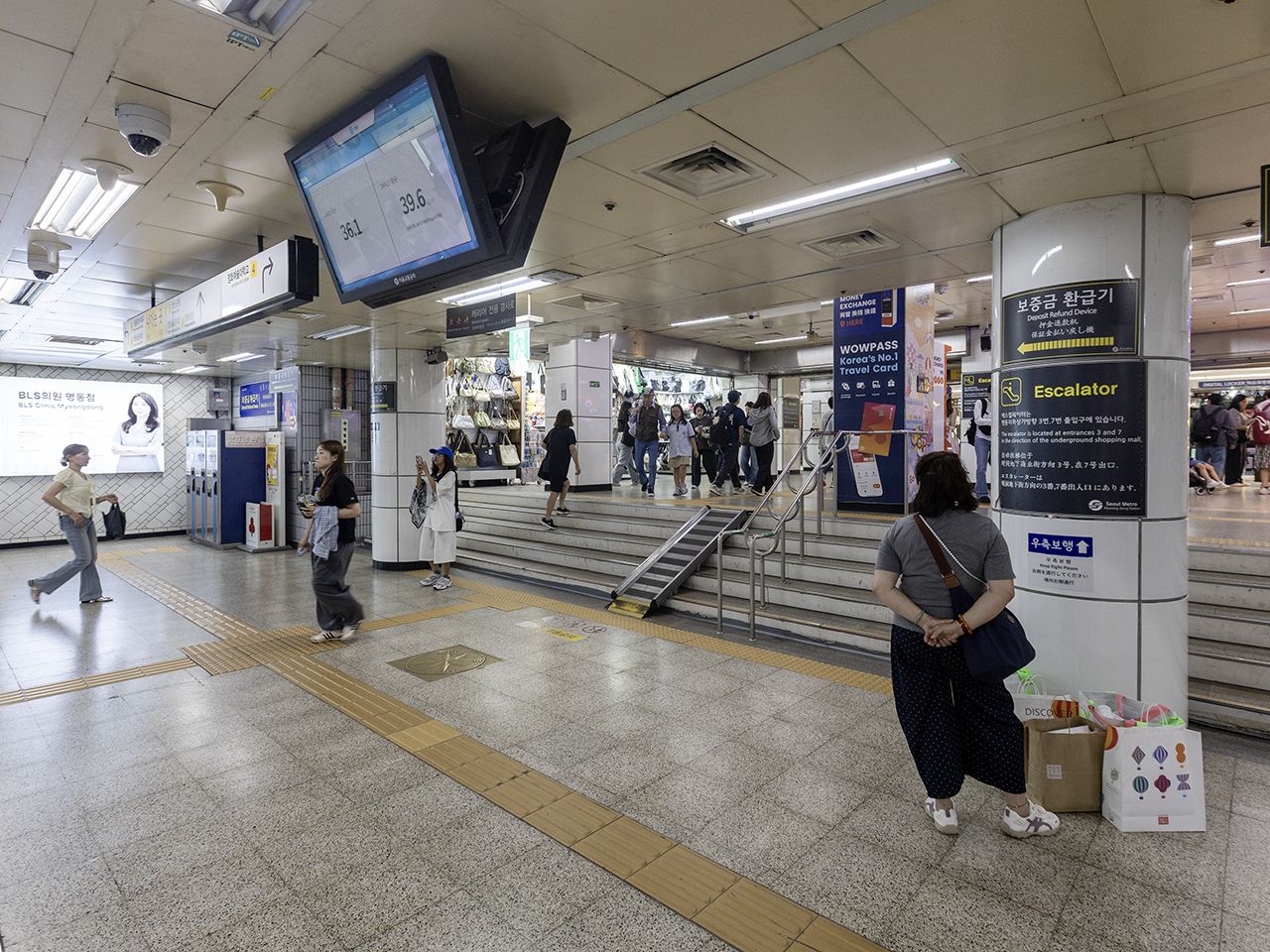 明 洞 駅