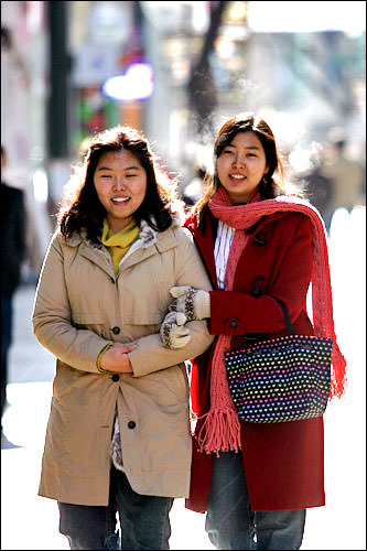 女同士 腕組みで歩くのが韓国流 Now ソウル 韓国旅行 コネスト