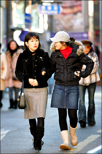 女同士 腕組みで歩くのが韓国流 Now ソウル 韓国旅行 コネスト