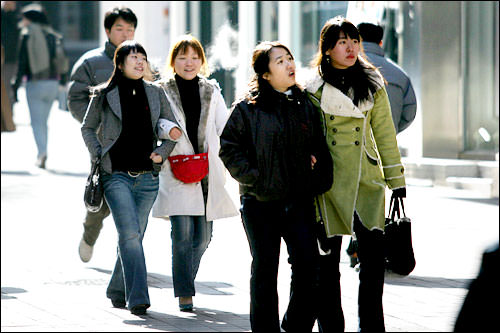 女同士 腕組みで歩くのが韓国流 Now ソウル 韓国旅行 コネスト