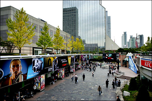 Coexモールの広告合戦 Now ソウル 韓国旅行 コネスト Coexモールの広告合戦 Now ソウル 韓国旅行 コネスト