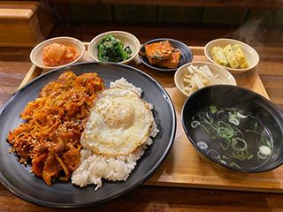 豚肉のピリ辛炒め丼