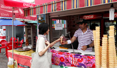 会場前の売店ではアイスクリームも